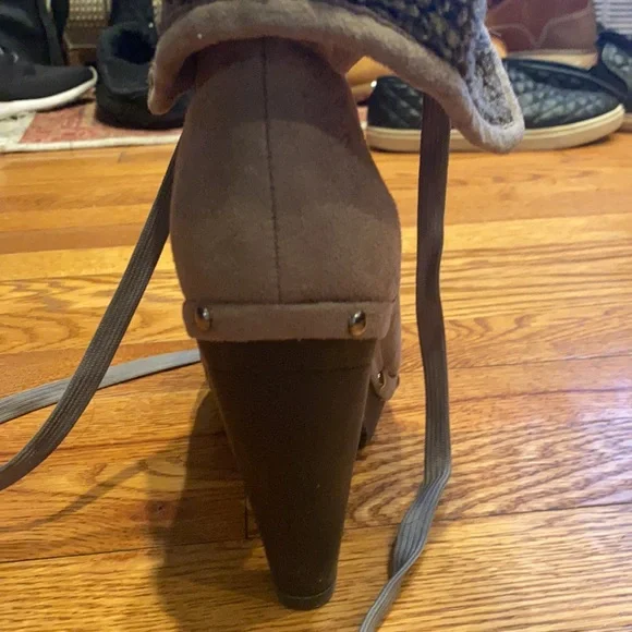 Women grey suede ankle boots with shearling lining. - Picture 2 of 9